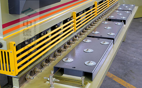 ZDS-450剪板机采用滚珠前托料板，不划伤不锈钢板材表面，并采用高品质压料油缸，不渗油不会在板材表面留有油污.jpg