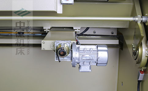 ZDS-840剪板机后档料结构，平行度高，并采用国内一流品牌轴承，耐磨抗压寿命长.jpg