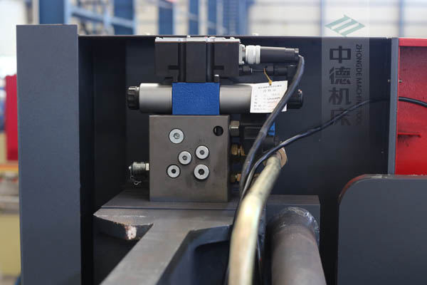 ZDPE10025采用进口液压系统，稳定无故障，耐高温高压，持久工作精度高.jpg